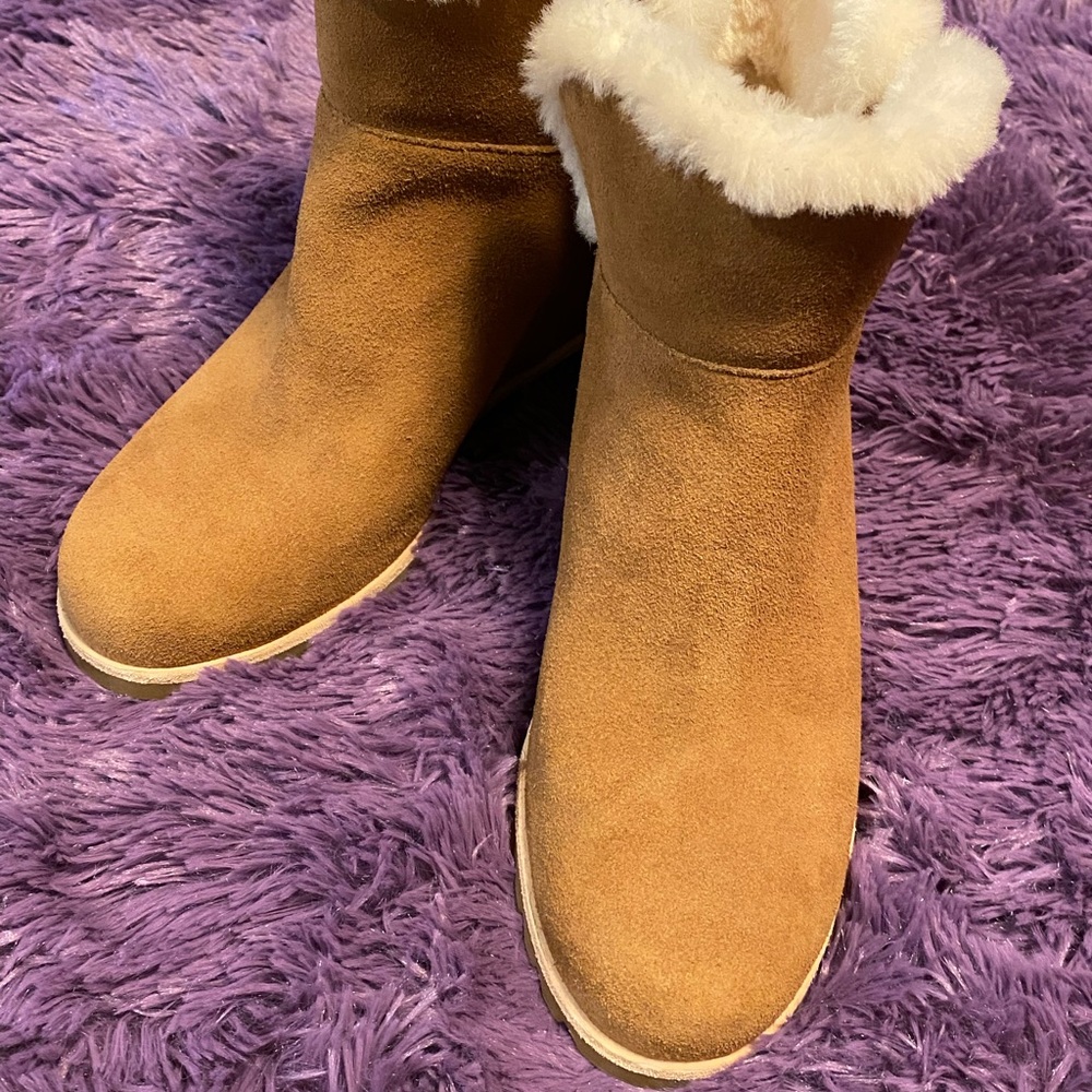 Ugg wedge heel size 7.5 NWOT